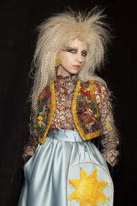 viktor-e-rolf-hc-bks-v-rf19-5589.thumb.jpg.e95cf794c4b8fd0b9cb95a5603231fd8.jpg