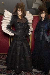 viktor-e-rolf-hc-bks-v-rf19-5609.thumb.jpg.01c416048e85c117718f6b6417854d27.jpg