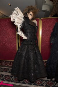 viktor-e-rolf-hc-bks-v-rf19-5614.thumb.jpg.d1c5c4f9a5837cfa86e5b09b43ca49a5.jpg