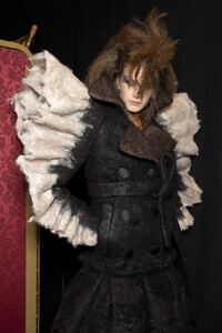 viktor-e-rolf-hc-bks-v-rf19-5620.thumb.jpg.d29deb609049f71f434ef653cba5ae96.jpg