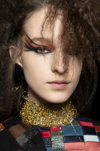 viktor-e-rolf-hc-bks-v-rf19-5636.thumb.jpg.eb8f42d8212e8289a43d387183bc55a0.jpg