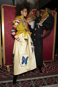 viktor-e-rolf-hc-bks-v-rf19-5645.thumb.jpg.5b1a1ae58c509b65ffd45fa50e4d6014.jpg