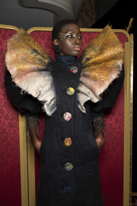 viktor-e-rolf-hc-bks-v-rf19-5654.thumb.jpg.bee83842080ef61128269b0a7edce4e7.jpg
