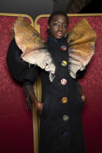 viktor-e-rolf-hc-bks-v-rf19-5656.thumb.jpg.0941a9f6e7017085cf29e6d77b1f3b9d.jpg