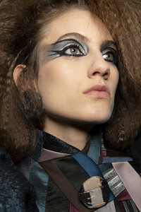 viktor-e-rolf-hc-bks-v-rf19-5678.thumb.jpg.ad60315693f2b1f927237a28b913b9a3.jpg