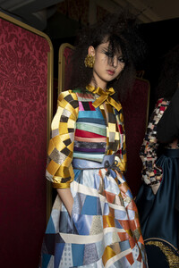 viktor-e-rolf-hc-bks-v-rf19-5697.thumb.jpg.2aa42d1d3e1937694b5b7c417d016a4c.jpg