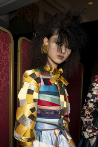 viktor-e-rolf-hc-bks-v-rf19-5700.thumb.jpg.eb06064d2daaced60db79db572ef21da.jpg