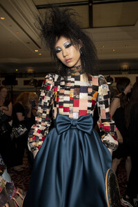 viktor-e-rolf-hc-bks-v-rf19-5725.thumb.jpg.e33c9157ebbebfe8b0367ccb9972dfd0.jpg