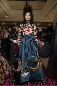 viktor-e-rolf-hc-bks-v-rf19-5731.thumb.jpg.75b833d4d3d2bd34f72218680667ac6f.jpg