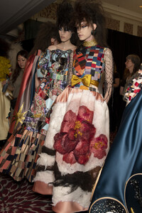 viktor-e-rolf-hc-bks-v-rf19-5772.thumb.jpg.1c7c9e2c1c7358a51480f595979a7def.jpg