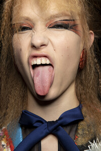 viktor-e-rolf-hc-bks-v-rf19-5824.thumb.jpg.249c736b26dd28ea3acc2c4bc1bdd5ff.jpg