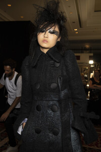 viktor-e-rolf-hc-bks-v-rf19-5859.thumb.jpg.71453195a6148a6068462ecb25fc96a4.jpg