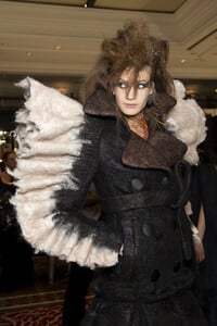 viktor-e-rolf-hc-bks-v-rf19-5871.thumb.jpg.4b36f4f62f02e0cbb90fba827c9de13c.jpg
