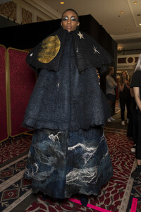 viktor-e-rolf-hc-bks-v-rf19-5875.thumb.jpg.6439465ea3b22d1885674bbdac6a98ee.jpg