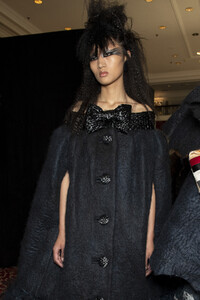 viktor-e-rolf-hc-bks-v-rf19-5881.thumb.jpg.87b8ef14268f10bec5d5b3bc79682f63.jpg