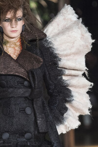 viktor-e-rolf-hc-clp-rf19-0724.thumb.jpg.01c7f0f00fd2c1d49c685a5946dafeb6.jpg