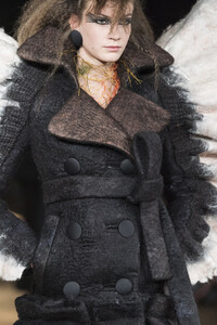 viktor-e-rolf-hc-clp-rf19-0728.thumb.jpg.b7b092998c7a5dad7ea2642f1314d21f.jpg