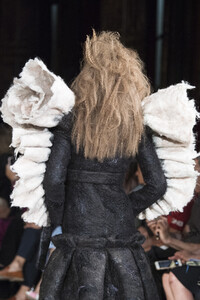 viktor-e-rolf-hc-clp-rf19-0737.thumb.jpg.ccfdbefd9e5469c63089978b2d66153e.jpg