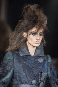 viktor-e-rolf-hc-clp-rf19-0740.thumb.jpg.996e7b89a1235ad2df62a87d3fc1117e.jpg