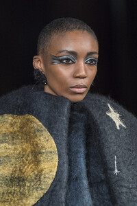 viktor-e-rolf-hc-clp-rf19-0782.thumb.jpg.8fc75fe4e5bb52d827b8dc860cf2468c.jpg