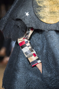 viktor-e-rolf-hc-clp-rf19-0786.thumb.jpg.010151ed9b068ef5e408f5fd734e294e.jpg