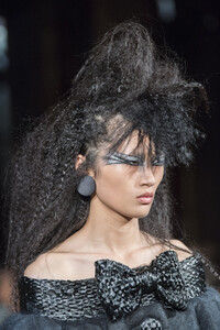 viktor-e-rolf-hc-clp-rf19-0815.thumb.jpg.81b9180f90fd0f9606552c1710fc3aa1.jpg