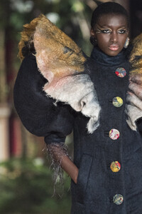 viktor-e-rolf-hc-clp-rf19-0819.thumb.jpg.5e61ae5433d7067b1f60b02d91e49b5f.jpg