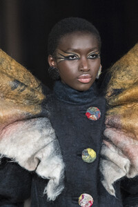 viktor-e-rolf-hc-clp-rf19-0831.thumb.jpg.62cfc4b3549625b01c7cd68d15506c04.jpg