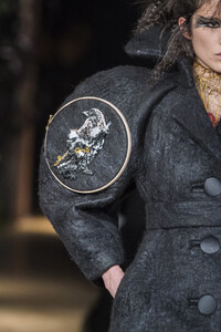 viktor-e-rolf-hc-clp-rf19-0861.thumb.jpg.2502ab76749ec2f31f04af676b527a49.jpg