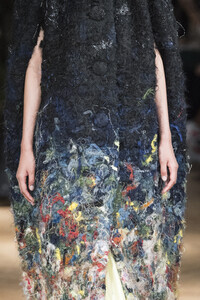 viktor-e-rolf-hc-clp-rf19-0868.thumb.jpg.473fefd1e09ccc86b99a511dd41aea3a.jpg
