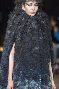 viktor-e-rolf-hc-clp-rf19-0871.thumb.jpg.5abcca6b2fc9e59bd41ab9235efeb39a.jpg