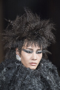 viktor-e-rolf-hc-clp-rf19-0874.thumb.jpg.2877f290518e5b58fb5e56fecdfdf3e3.jpg