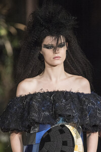 viktor-e-rolf-hc-clp-rf19-0881.thumb.jpg.fb7f8fdab366e660c0ce0e1ff8121767.jpg