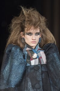 viktor-e-rolf-hc-clp-rf19-0892.thumb.jpg.52b0b891d7ec3facb36eb16ad1e091d3.jpg