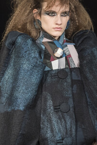 viktor-e-rolf-hc-clp-rf19-0895.thumb.jpg.5efdc8d33d2e3593de510090d59dac51.jpg