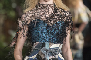 viktor-e-rolf-hc-clp-rf19-0905.thumb.jpg.30a0ef2e1fbc365924b353004e50c5ac.jpg