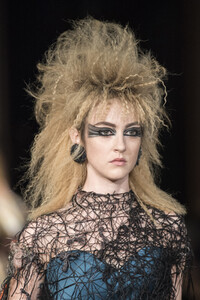 viktor-e-rolf-hc-clp-rf19-0907.thumb.jpg.62d901547f603cf62bf4bba0657a50d8.jpg