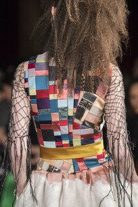 viktor-e-rolf-hc-clp-rf19-0934.thumb.jpg.fe7063ac070c7f13f8ee3f8b6c7c4457.jpg