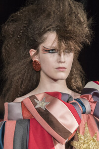 viktor-e-rolf-hc-clp-rf19-0951.thumb.jpg.570d28add5950f33aca09697c6aea7c5.jpg