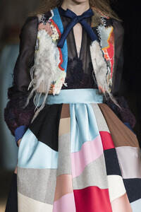 viktor-e-rolf-hc-clp-rf19-0993.thumb.jpg.66f7ceb2c38a6bef69fd4387a7f355b3.jpg
