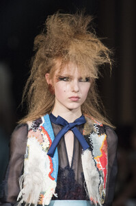 viktor-e-rolf-hc-clp-rf19-0995.thumb.jpg.38485e5c072b455a736eebe1cb6f61d7.jpg