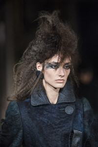 viktor-e-rolf-hc-clp-rf19-1005.thumb.jpg.c02a58abc53b5ad774b731d42234f24c.jpg