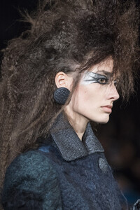 viktor-e-rolf-hc-clp-rf19-1008.thumb.jpg.5923116fca56562c56e80be2d63f6527.jpg