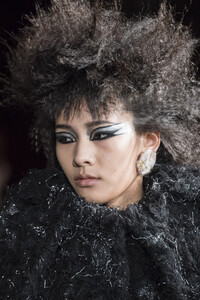 viktor-e-rolf-hc-clp-rf19-1021.thumb.jpg.45035c9ced331da9b3e6c9f31e8659cc.jpg