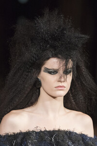 viktor-e-rolf-hc-clp-rf19-1045.thumb.jpg.292247b8174a5e5ffd5bc40e12e57046.jpg