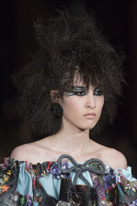 viktor-e-rolf-hc-clp-rf19-1055.thumb.jpg.ecb5794576723b3c74d09a457f5b0846.jpg