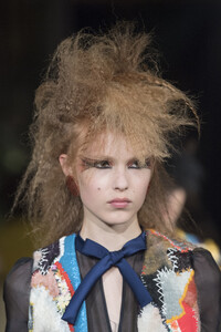 viktor-e-rolf-hc-clp-rf19-1065.thumb.jpg.eb8244993f315c5c046e2bcb7a89a17f.jpg