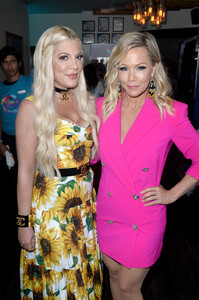 Tori+Spelling+Planet+Smoothie+Backstage+2019+Gf4AadGTPEEx.jpg
