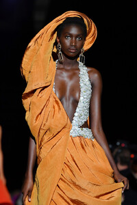 1076566528_SchiaparelliRunwayParisFashionWeekHauteY4t9t-skOwvx.thumb.jpg.2952f3f6af3f1d4b96019697cdf5632e.jpg