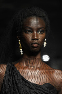 1098029379_ChristianDiorRunwayParisFashionWeekHaute7DnbpEDHNApx.thumb.jpg.5fa148ba3dc80599ce7ad184788389a9.jpg